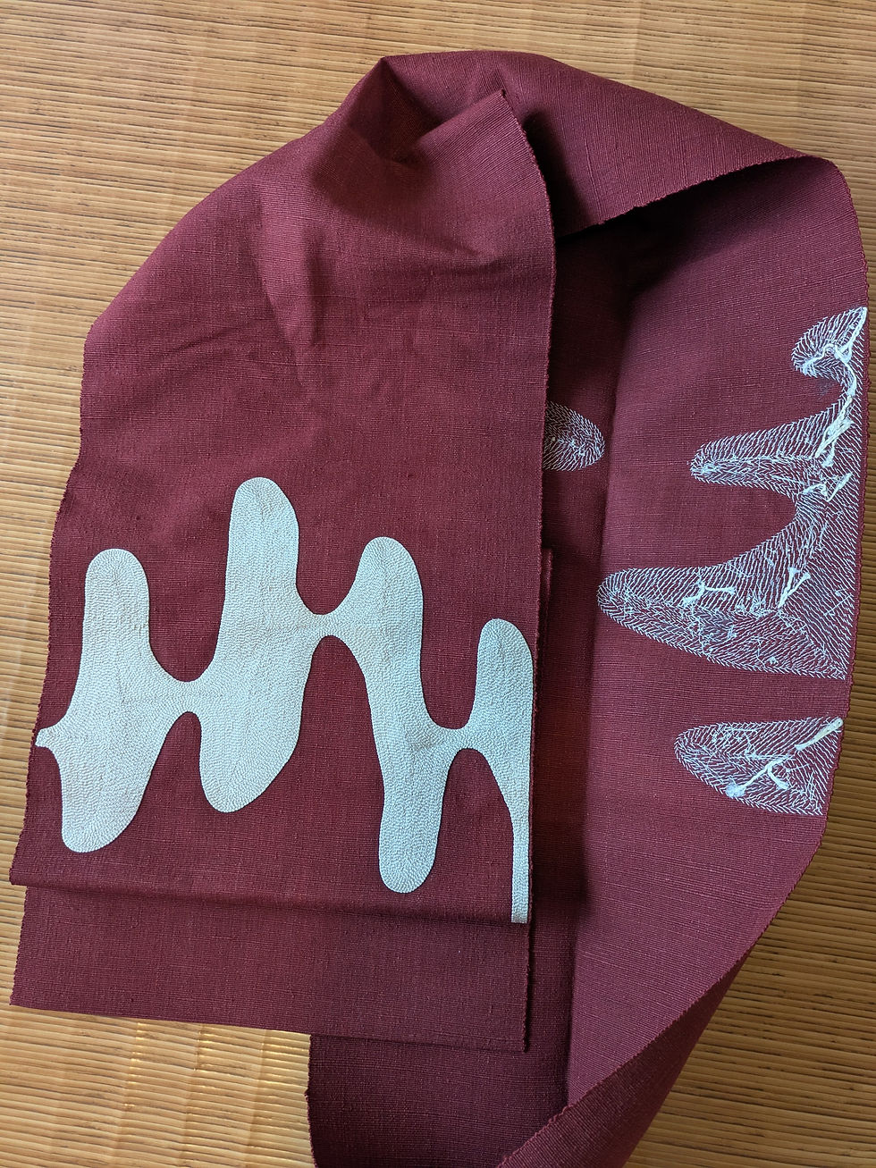 手刺繍の名古屋帯アップ 紬地 秋色の刺繍が美しい部分