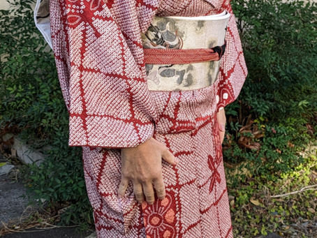 母から譲り受けた総絞りの着物。秋冬の装いに映える一枚