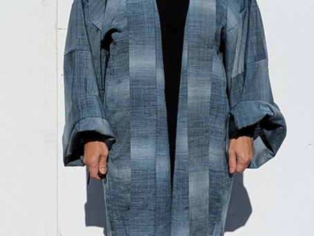 最高の素材:日本の伝統的な「青い紬」をモダンに着こなす。