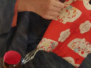 Japanese Wasaishi master hand-stitching a silk kimono coat (和裁士による着物コートの手縫い作業)