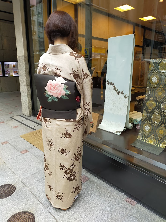 胴抜き仕立ての着物で秋の街を歩くコーディネート例