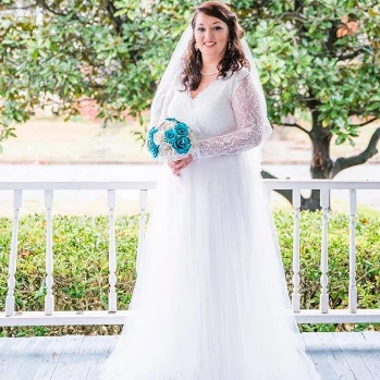 Miniatura: Curvy Ivory Wedding Dress