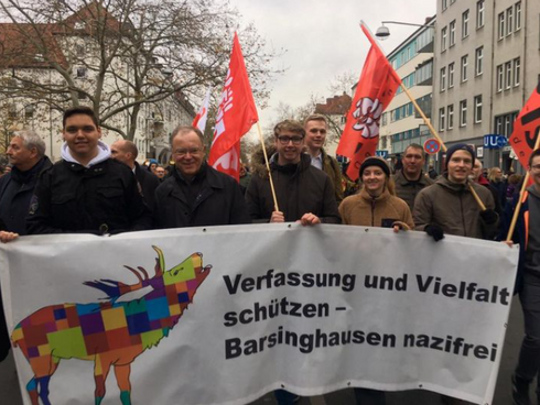 Bunt statt Braun - Demostation mit 8500 TeilnehmerInnen