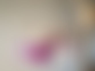 Babymobiel van hout met vilten figuren in de vorm van een zeepaardje en schelpen in paars, roze en crème tinten.