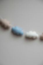 Een blauw, zand en ecru wolkenslinger gemaakt van 100% wolvilt en vervaardigd met de hand.