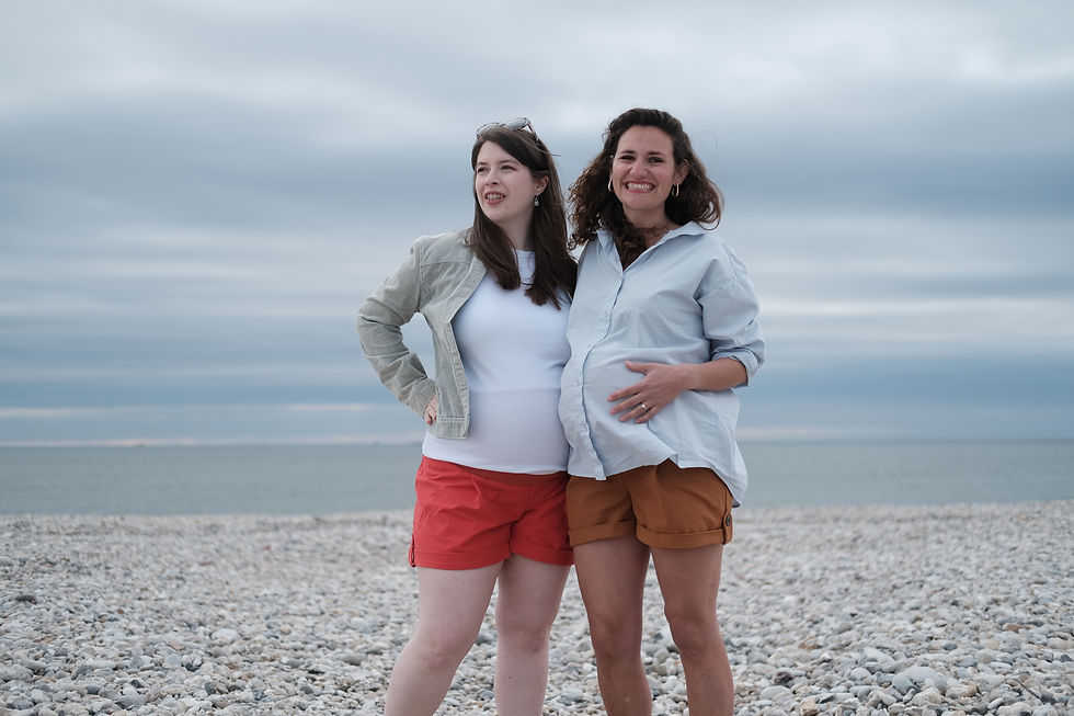 deux femmes enceintes en short cousu main sur la plage
