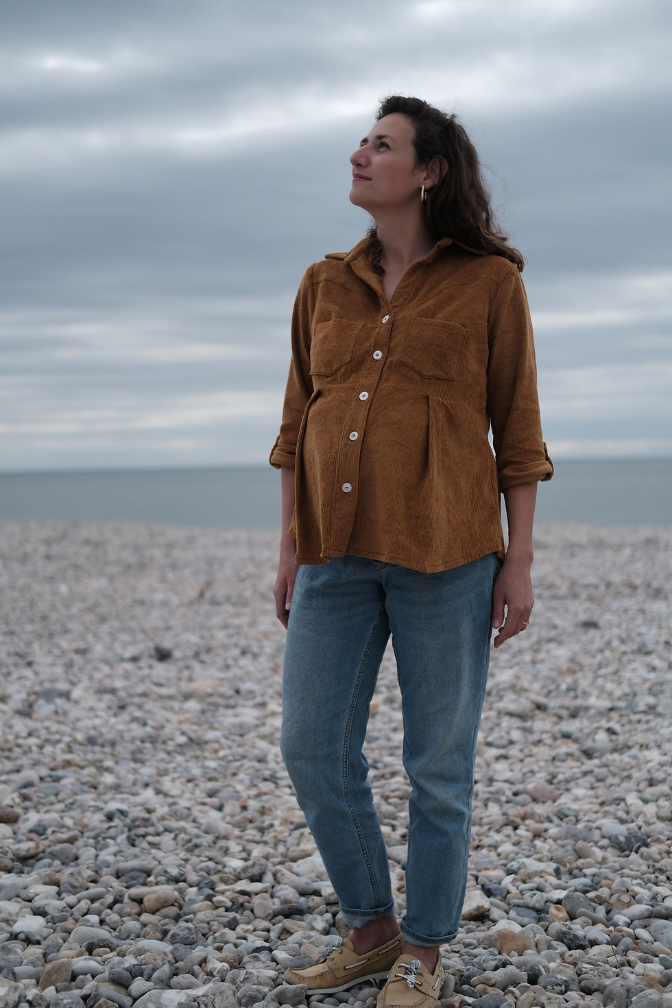 femme enceinte en chemsie en velours et jean