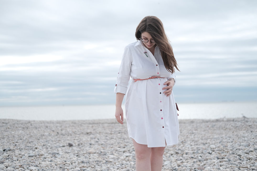 femme enceinte de face avec une robe chemise blanche cousue main