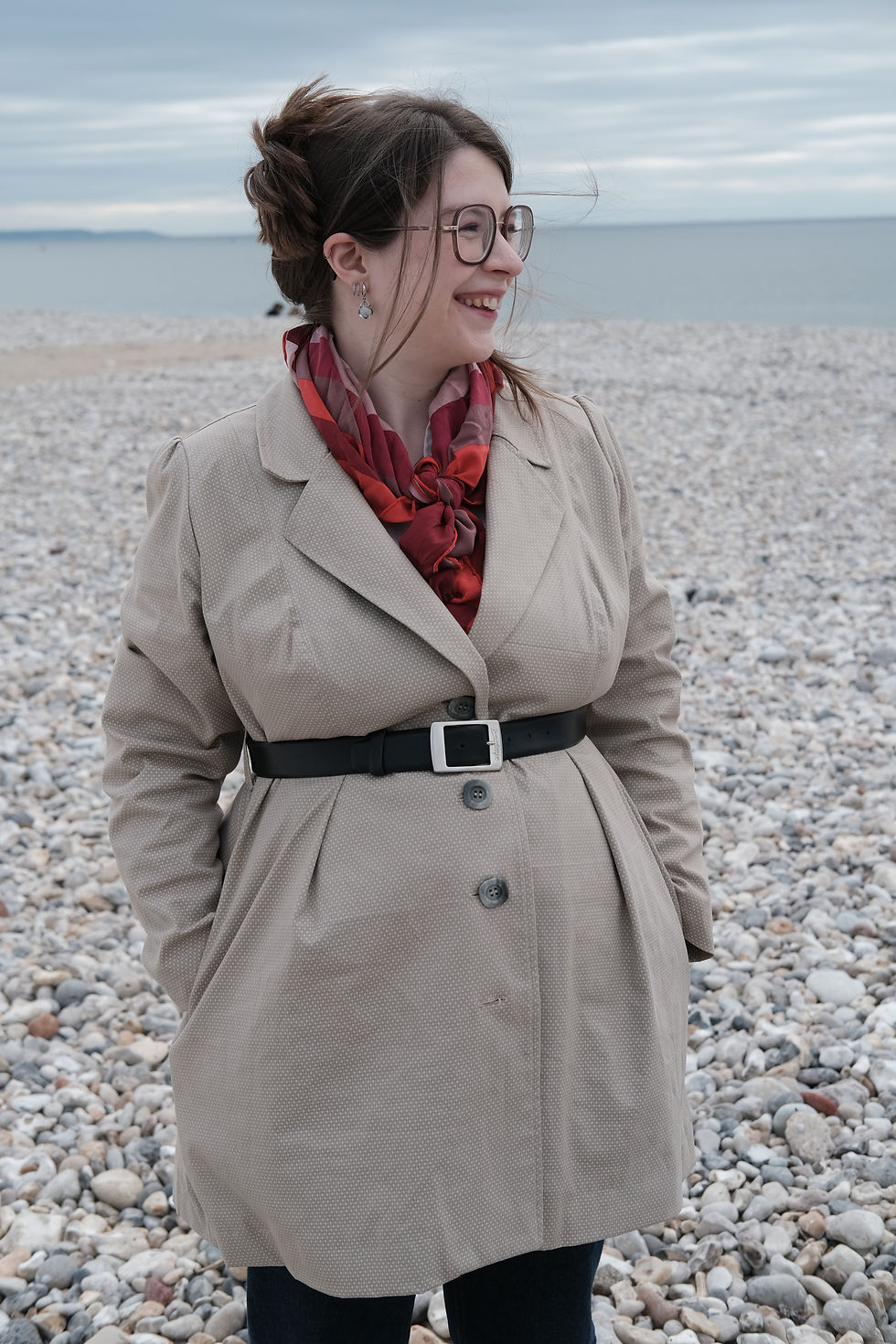 femme enceinte en manteau trench taille empire