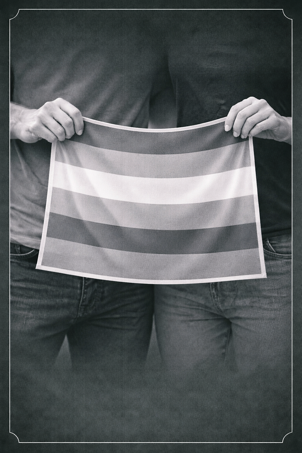 Ręce trzymające flagę dumy.png