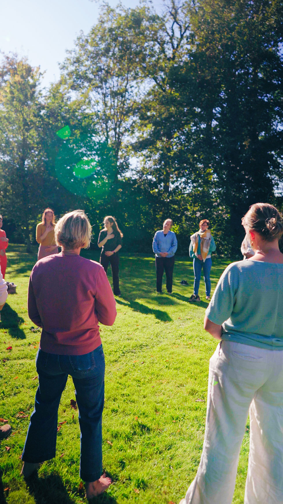 Groep vrouwen in cirkel op grasplein