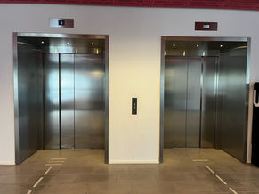 To elevatorer, der står side om side.