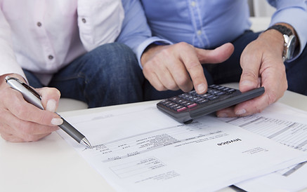 Hombres con la calculadora