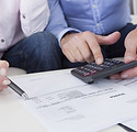 Hombres con la calculadora