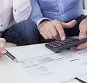 Hombres con la calculadora
