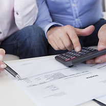 Hombres con la calculadora