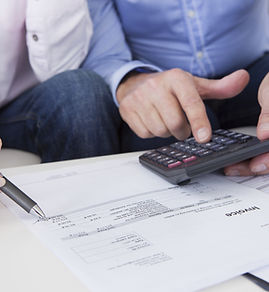 Hombres con la calculadora