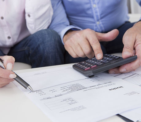 Hombres con la calculadora