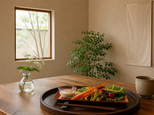 自然光が差し込む台所で、旬の野菜や発酵調味料を囲む、食卓と発酵のある暮らしを表現したイメージ画像。