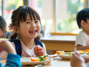 保育園で給食を楽しむ子どもたち