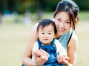 お子さんと笑顔のお母さん