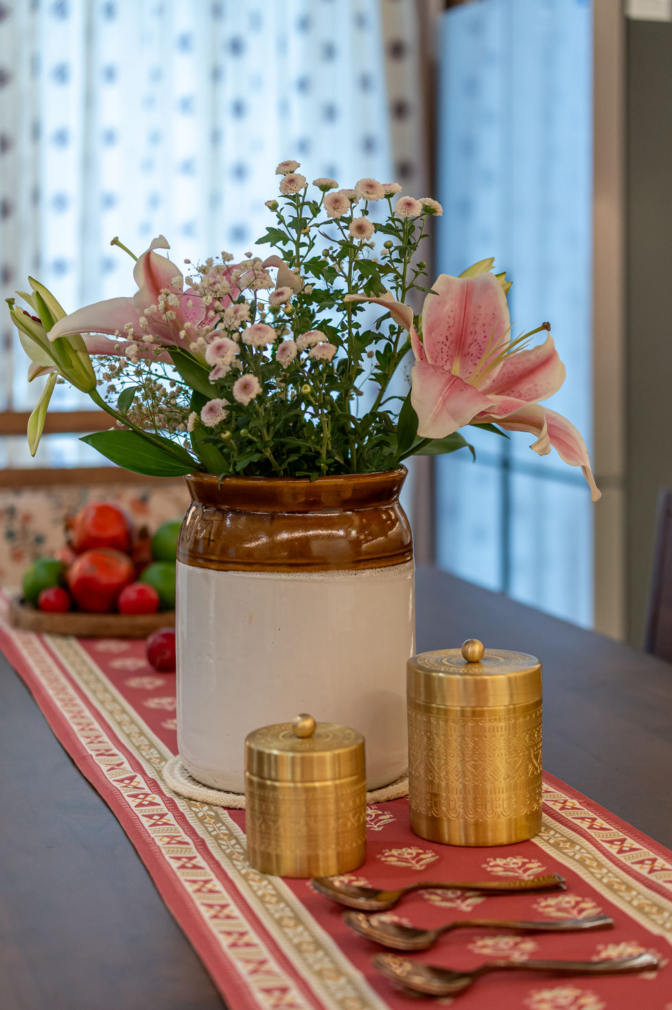 Dining area – Kohinoor by Auro Realty 3BHK interiors by Meraki Homes