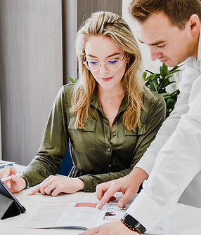 Overleg tss 2 personen ifv bedrijfsreportage