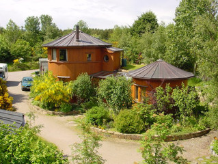 Dans ce village écologique, des maisons en fûts de whisky !