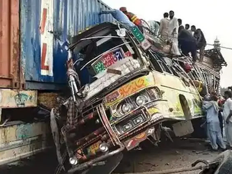 पाकिस्तान में बड़ा हादसा, यात्रियों से भरी बस खड्ड में गिरी, 19 लोगों की मौत