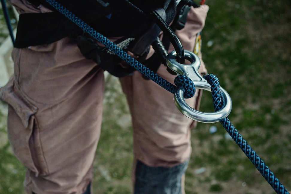 rappelling-g65a4a2213_1920.jpg