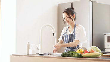 キッチンで嬉しそうな女性