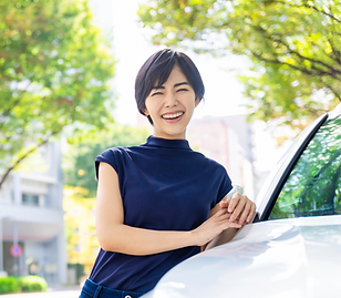 車のそばで笑顔の女性