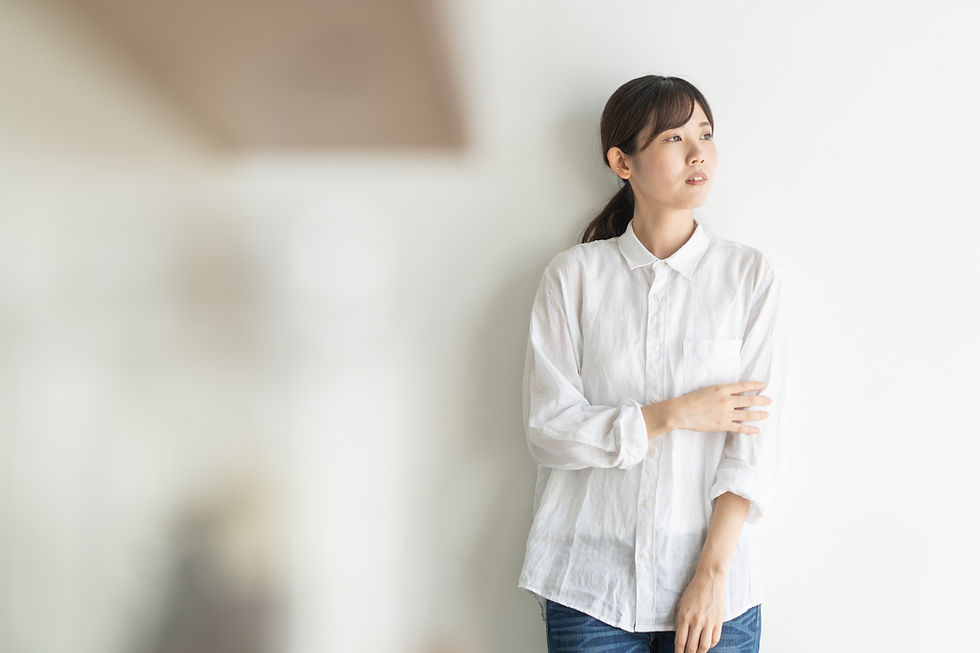 考える女性