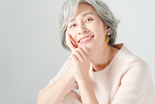 微笑むシニアの女性