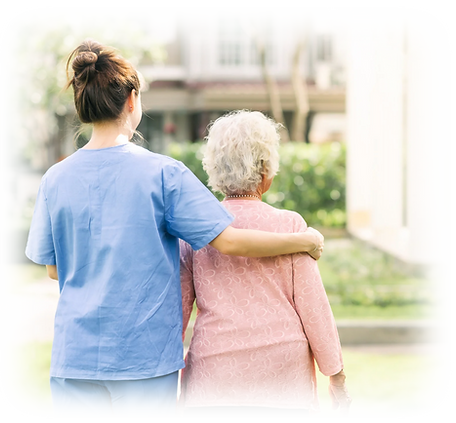 高齢女性と介護スタッフの後ろ姿