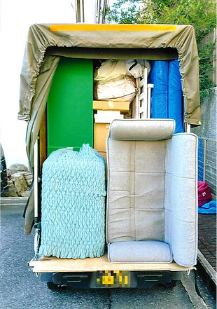 荷物の入ったトラック