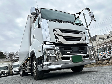 下から見上げるトラック