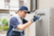給湯器の点検をする作業員の男性