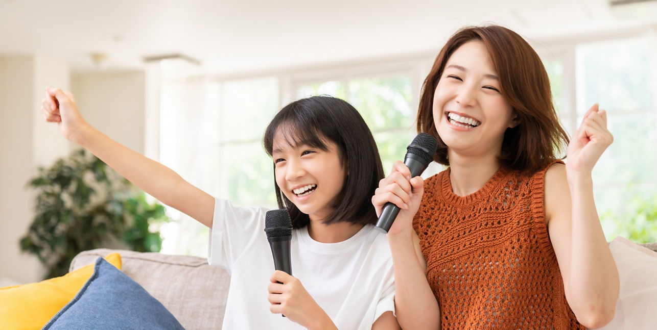 カラオケを楽しむ親子
