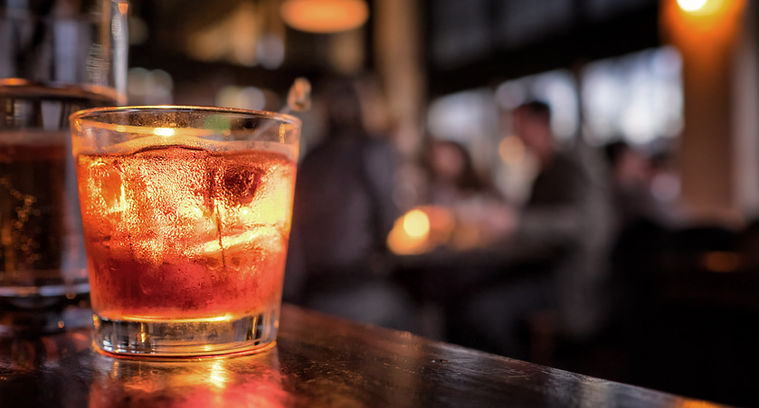 お酒とバーカウンター