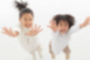 笑顔でジャンプする子ども