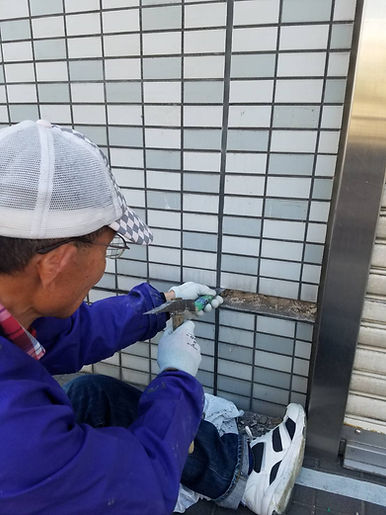 前橋市のグランドステージ合同会社 スーパーエンジニアリング外壁タイル補修工事 代表取締役 大屋 勇