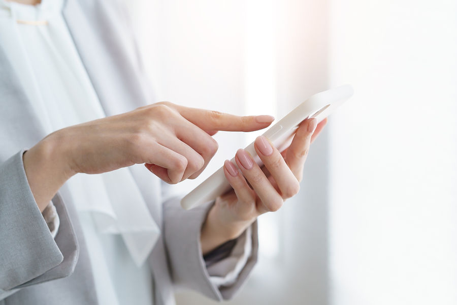 問い合わせる女性