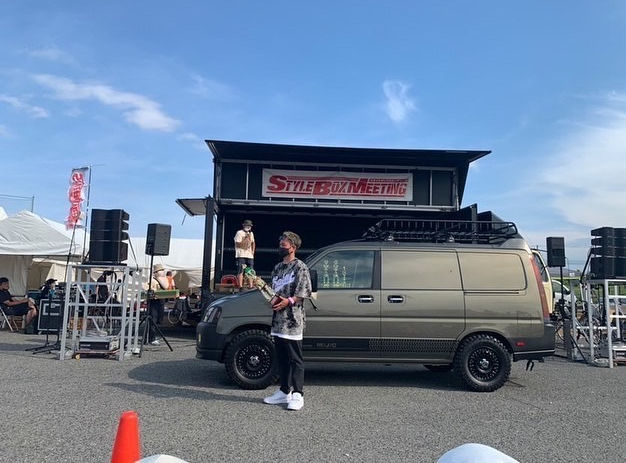 カスタムカーと受賞トロフィー