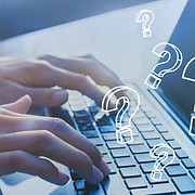 インターネットで質問する男性
