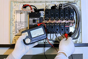 電力量計算を確認する男性