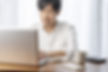 ネット検索する男性