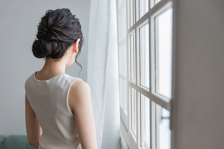 女性の後ろ姿