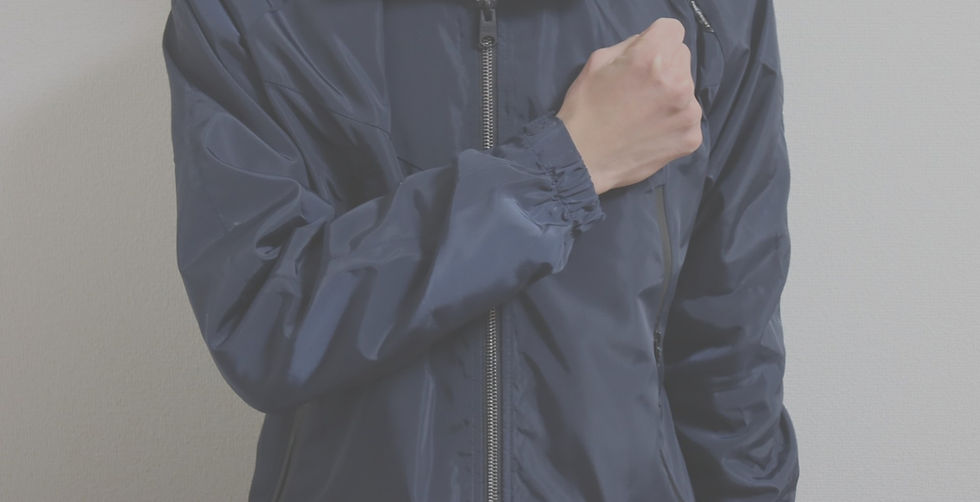 胸にこぶしをあてる男性