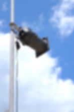 照明器具と青空